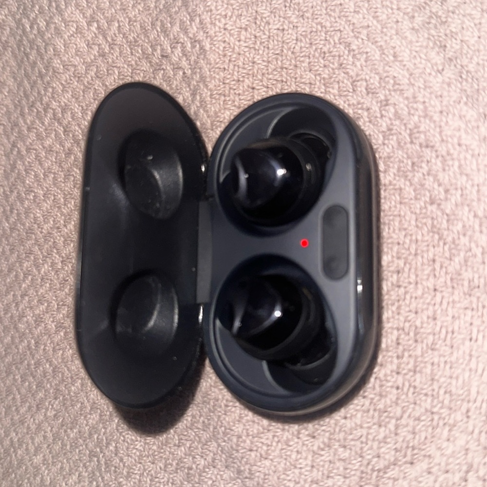 Selling 2 pairs of Samsung earbuds